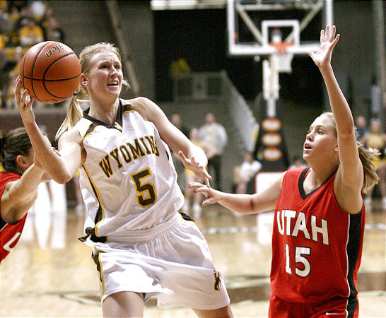 Wyoming Athletics announced their incoming Hall of Fame class for 2016. Hanna Zavecz, above, will be part of that class. (Photo via Cowgirl Basketball)